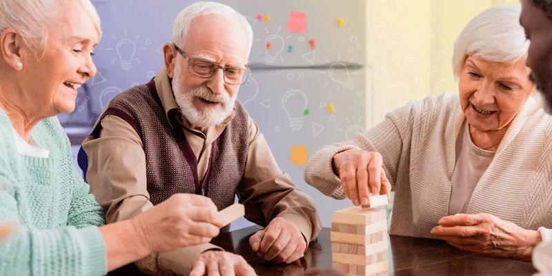 Imagem de idosos jogando o jogo de tabuleiro.