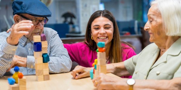 Nurse,Supervising,Two,Seniors,Playing,Skill,Development,Games,In,A Estilo cognitivo na Longevidade: uma chave para envelhecer com autonomia e propósito