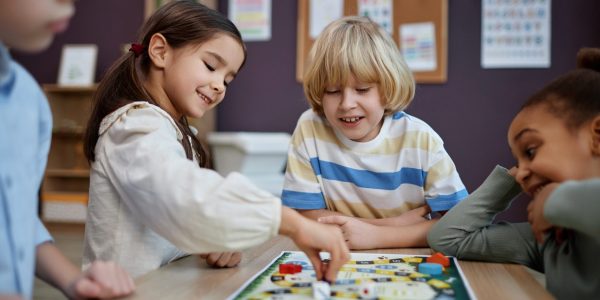 Jogos de tabuleiro e autismo: por que essa brincadeira transforma o aprendizado