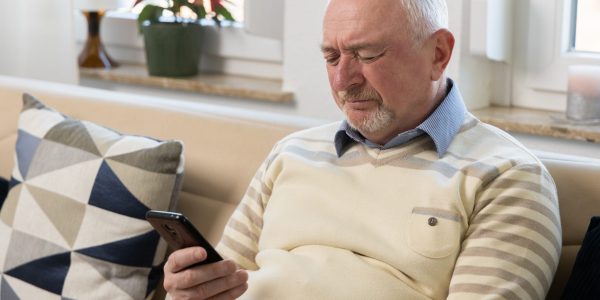 Celular demais está roubando o sono e a paz dos seus 60+